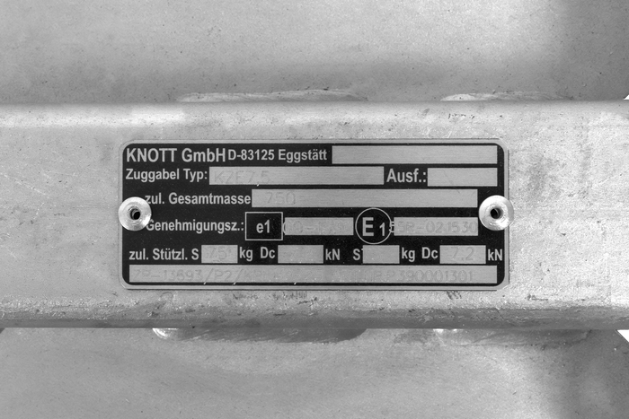 Шаровое сцепное устройство KNOTT KQ14-A+KZE7.5 для прицепа массой 750 кг с V-образным дышлом